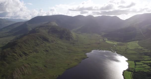 Adegan Video Udara Terbang Atas Indah Danau Gunung Mayo Irlandia — Stok Video