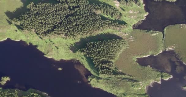 Güzel Dağ Gölü Üzerinde Uçan Hava Görüntüsü Mayo Rlanda — Stok video