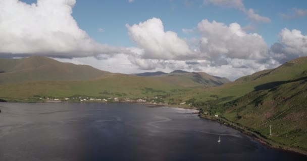 Verbazingwekkende Luchtfoto Video Van Vliegen Boven Killary Harbour One Only — Stockvideo