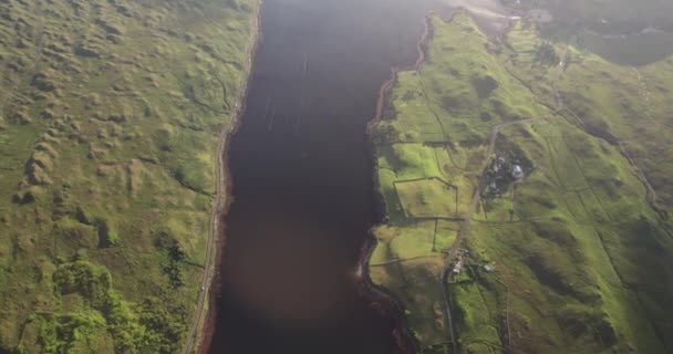 キリル港上空を飛ぶ素晴らしい4K空撮ビデオ アイルランドの1つだけフィヨルド Connemara Galway Ireland — ストック動画
