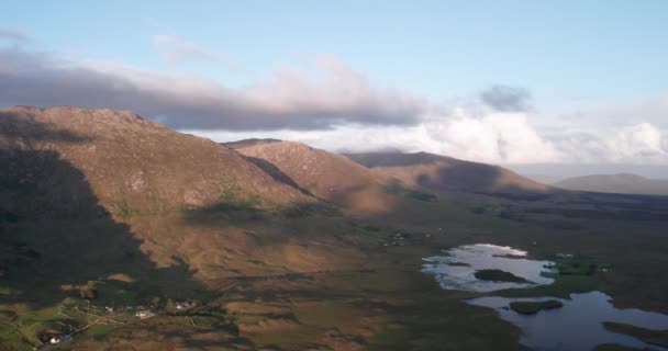 Pittoreske Luchtfoto Van Vliegen Boven Schilderachtige Bergen Bij Zonsondergang Connemara — Stockvideo