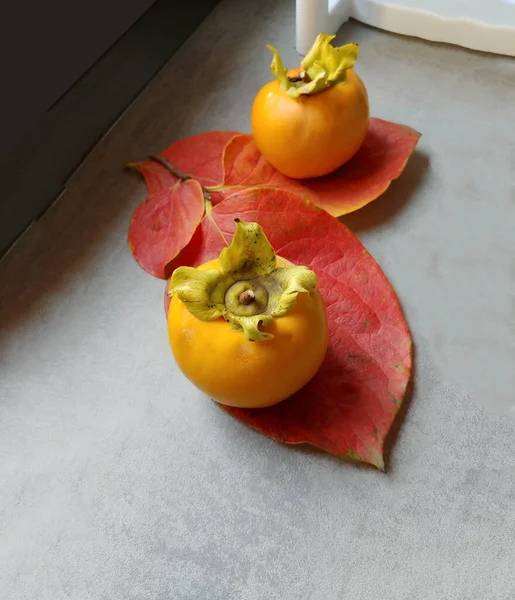 Słodka Pomarańcza Dojrzałe Owoce Persymony Stole Jesienią Rano Dwa Owoce — Zdjęcie stockowe