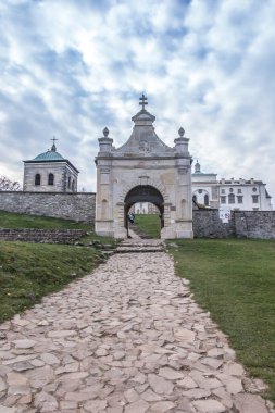 Eski Benedictine Manastırı ve şimdi misyoner Oblates Meryem Holy Cross (Lysa Gora) tertemiz. Holy Trinity Holy Cross, en eski Lehçe kutsal üzerinde daha küçük Bazilikası.