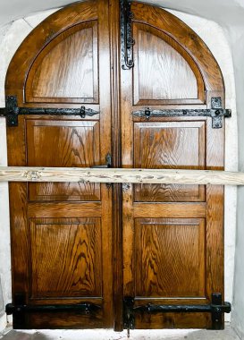 Swieta Katarzyna, Polonya - 16 Ekim 2022: Swieta Katarzyna köyündeki St. Catherine kilisesi ve Benedictine manastırı. Kapıyı içeriden kilitlemenin ilginç bir yolu da kolu sapın altından duvardaki deliklerden geçirmek..