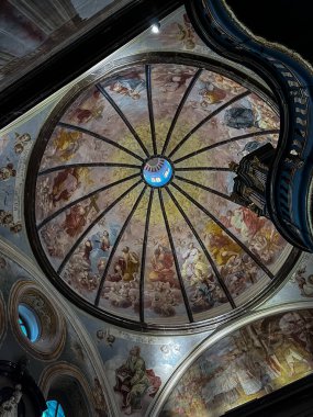 Swiety Krzyz, Polonya, 16 Ekim 2022: Eski Benedikt manastırı ve şimdi de Kutsal Haç 'taki Mary Misyoneri Oblates, Lysa Gora. Polonya 'daki Kutsal Haç şapelinin içi.