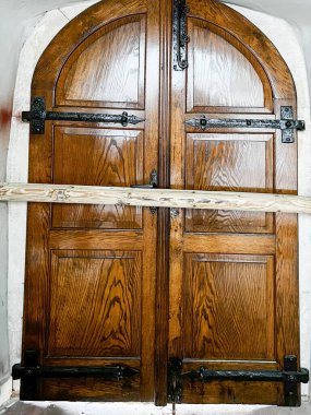 Swieta Katarzyna, Polonya - 16 Ekim 2022: Swieta Katarzyna köyündeki St. Catherine kilisesi ve Benedictine manastırı. Kapıyı içeriden kilitlemenin ilginç bir yolu da kolu sapın altından duvardaki deliklerden geçirmek..