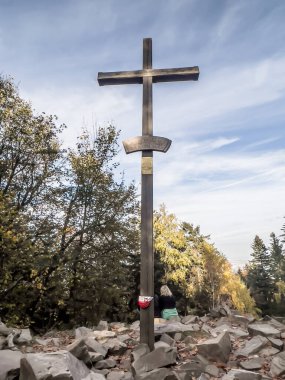 Lysica 'nın tepesinde tahta bir haç, Swietokrzyskie Dağlarının en yüksek dağı.