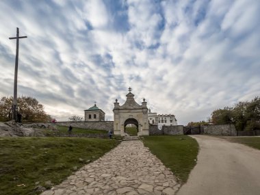 Eski Benedictine Manastırı ve şimdi misyoner Oblates Meryem Holy Cross (Lysa Gora) tertemiz. Holy Trinity Holy Cross, en eski Lehçe kutsal üzerinde daha küçük Bazilikası.