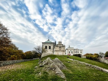 Eski Benedictine Manastırı ve şimdi misyoner Oblates Meryem Holy Cross (Lysa Gora) tertemiz. Holy Trinity Holy Cross, en eski Lehçe kutsal üzerinde daha küçük Bazilikası.