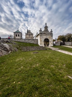 Eski Benedictine Manastırı ve şimdi misyoner Oblates Meryem Holy Cross (Lysa Gora) tertemiz. Holy Trinity Holy Cross, en eski Lehçe kutsal üzerinde daha küçük Bazilikası.