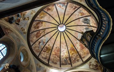Swiety Krzyz, Polonya, 16 Ekim 2022: Eski Benedikt manastırı ve şimdi de Kutsal Haç 'taki Mary Misyoneri Oblates, Lysa Gora. Polonya 'daki Kutsal Haç şapelinin içi.