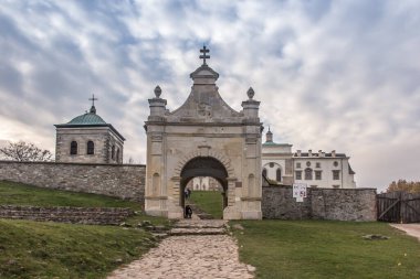 Eski Benedictine Manastırı ve şimdi misyoner Oblates Meryem Holy Cross (Lysa Gora) tertemiz. Holy Trinity Holy Cross, en eski Lehçe kutsal üzerinde daha küçük Bazilikası.