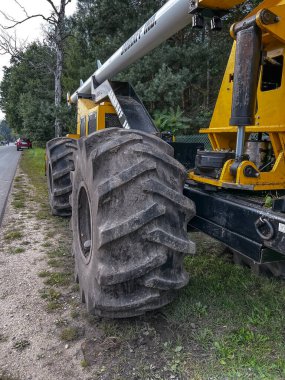 Teleskopik bir patlamada ağaç dallarını kesmek için daire şeklinde testere kullanılmış. Her şey özel bir traktör, tekerlekli bir araç üzerine inşa edilmiştir.