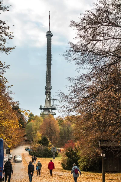 Swiety Krzyz, Polonya, 16 Ekim 2022: Swiety Krzyz TV Tower. Polonya 'nın en uzun ömürlü televizyon kulesi. 1966 'da inşa edilmiş, 157 metre yüksekliğinde beton bir kule..