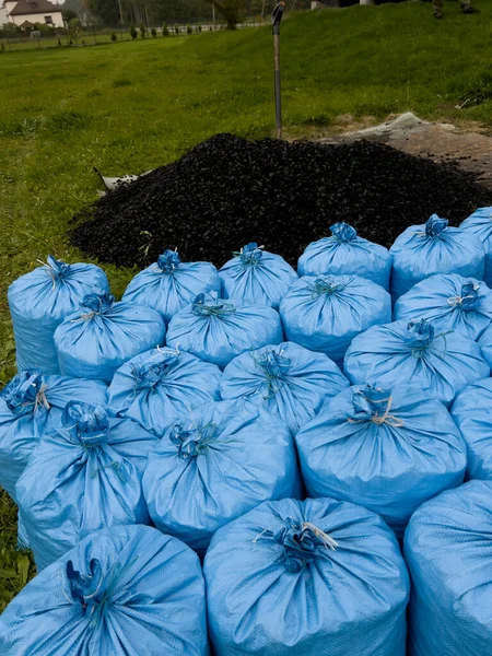 由于能源危机和缺乏袋装生态豌豆煤 有必要人工装袋成批运送煤炭 — 图库照片