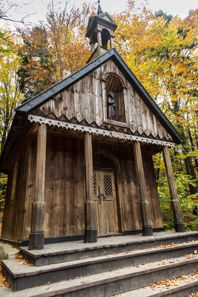 秋の風景の中 スイス リシカ山脈の麓にある木製の礼拝堂 — ストック写真