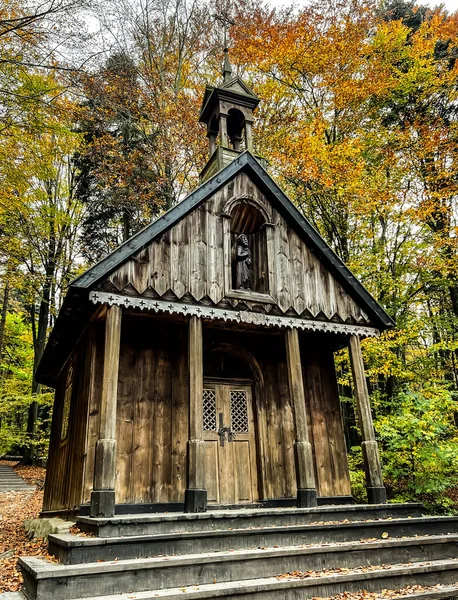 秋の風景の中 スイス リシカ山脈の麓にある木製の礼拝堂 — ストック写真