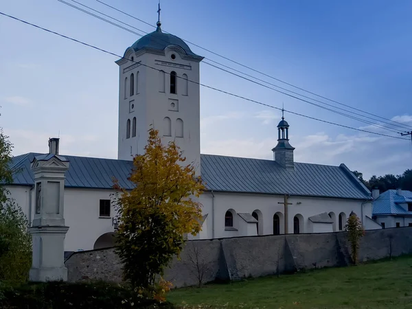 2022年10月16日 聖カトリーヌ教会とベネディクト会修道院 スイスのボデンツェンティン近郊のカタージナ村 カタージナ山 — ストック写真