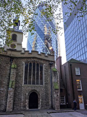 LONDON, ENGLAND / UK, 25 Kasım 2022: 30 (İsviçre Re Binası olarak da bilinir), Londra 'nın ana finans bölgesinde yer alan ticari gökdelendir.