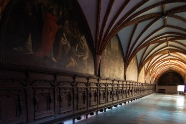 Pelplin, Polonya - 1 Eylül 2016: Abbey Cistercian'da bir iç avlunun etrafındaki manastır, şimdi pelpinie katedrali, Polonya,