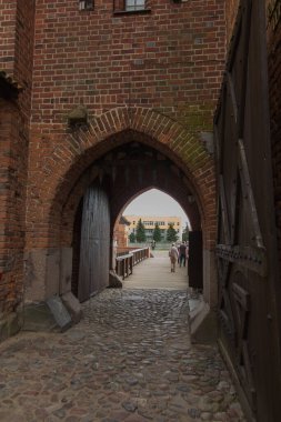 Hava bulutluyken Malbork, Polonya 'da bir kale. Ön cephenin bir parçası.