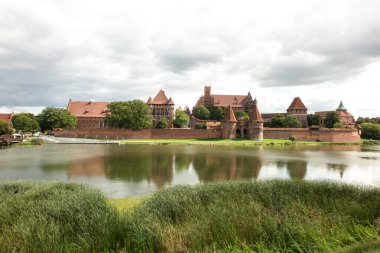 Malbork, Polonya, bulutlu hava sırasında kale