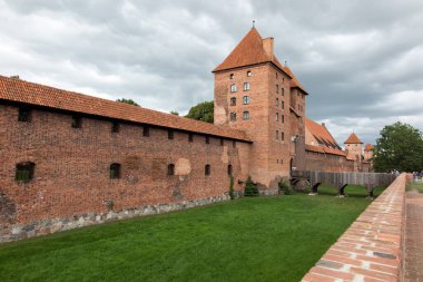 Malbork, Polonya, bulutlu hava sırasında kale