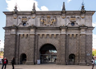 Gdansk, Polonya, 15 Mayıs 2022: Polonya 'nın Gdansk kentinde 16. yüzyıldan kalma büyük bir şehir kapısı