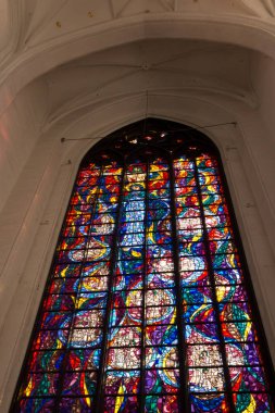 Gdansk, Polonya, 15 Mayıs 2022: Gdansk 'taki St. Mary Bazilikası. Renkli vitray pencere.