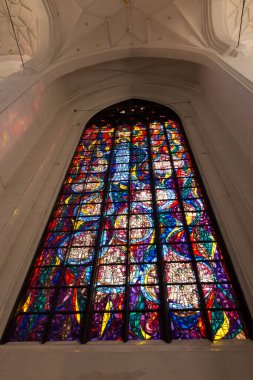 Gdansk, Polonya, 15 Mayıs 2022: Gdansk 'taki St. Mary Bazilikası. Renkli vitray pencere.