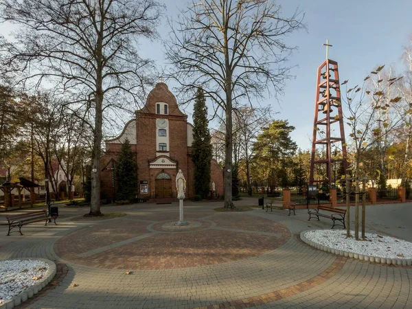 聖フランシス教区教会とポーランドのKalety Miotekの教会で3つの鐘を持つ自立した鐘楼 秋の午後 — ストック写真