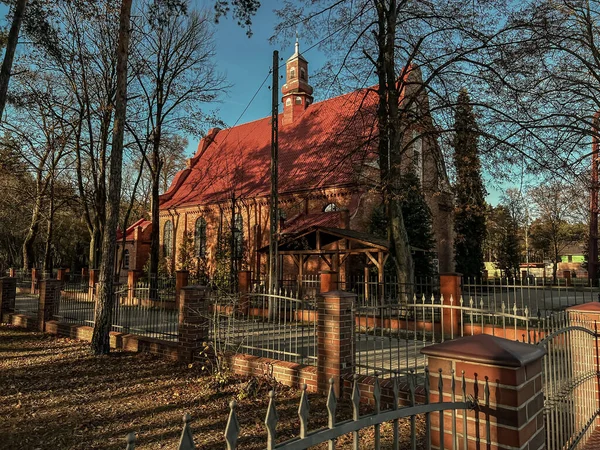 位于波兰Kalety Miotek的圣方济各教区教堂和一个独立的钟楼 钟楼上有三个铃铛 — 图库照片