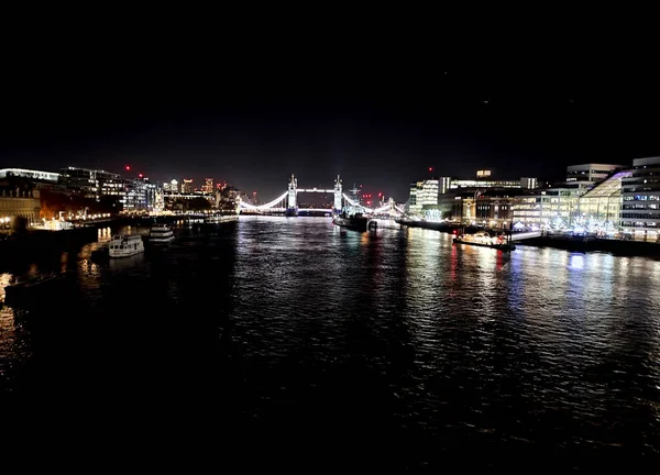 ロンドンの夜景テムズ川と有名なタワーブリッジと英国の首都の一部 — ストック写真