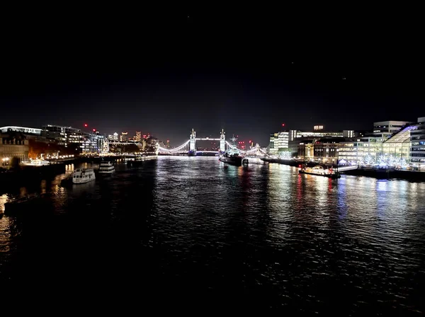 Ночной Вид Лондонскую Часть Столицы Великобритании Рекой Тэймс Знаменитым Тауэрским — стоковое фото