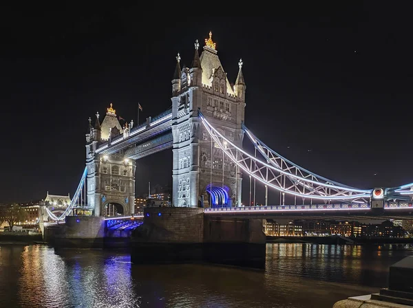 Ночной Вид Лондонскую Часть Столицы Великобритании Рекой Тэймс Знаменитым Тауэрским — стоковое фото