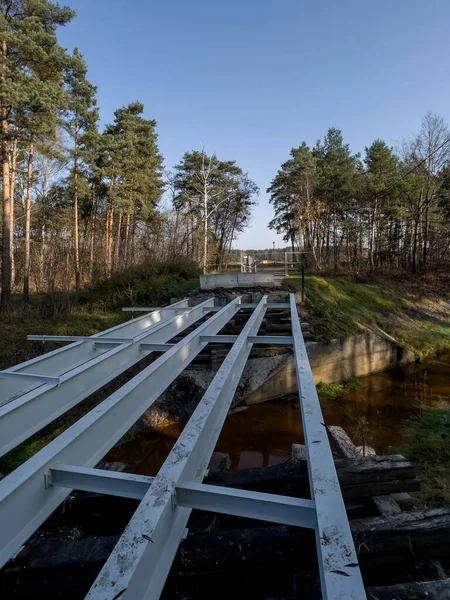 Küçük Eski Bir Köprünün Tadilatı Çelik Kirişler Boyanmış Iyi Durumda — Stok fotoğraf