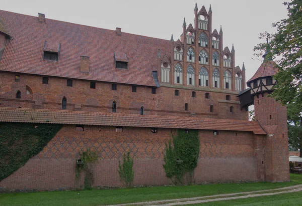 Castelo Malbork Polônia Durante Tempo Nublado Fragmento Fachada — Fotografia de Stock