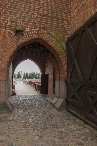 Замок Мальборке Польша Облачную Погоду Фрагмент Фасада Воротами — стоковое фото