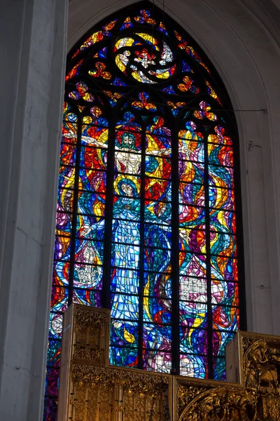 2022年5月15日 波兰格但斯克 格但斯克圣玛丽大教堂的内部 彩色彩色玻璃窗 — 图库照片