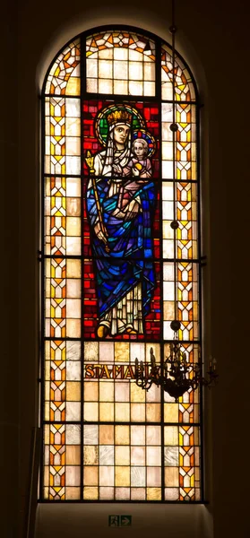 2022年5月14日 ポーランドのWejherowo ポーランドのWejherowoにある聖三位一体教会の内部 イエスと聖マリアとステンドグラスの窓 — ストック写真