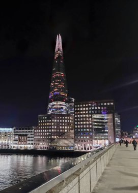 LONDON, UK, 23 Kasım 2022: Londra 'nın en yüksek binası olan Çömlekle Gece Görüşü (309.6 metre) ve yine Avrupa Birliği' nin (2010) yaradılış yılında.