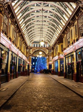 Londra, İngiltere, 23 Kasım 2022: Londra 'daki Leadenhall Pazarı, Uk. Leadenhall Market, Londra finans bölgesinin tarihi merkezinde yer alan kapalı bir pazardır..