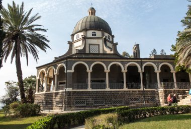 Kilisenin etrafındaki güzel ağaçlarla birlikte İsrail 'deki Celile Denizi' ndeki Güzellikler Dağı 'na park et.