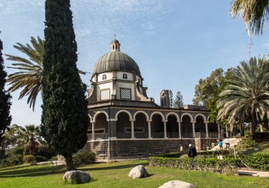 Kilisenin etrafındaki güzel ağaçlarla birlikte İsrail 'deki Celile Denizi' ndeki Güzellikler Dağı 'na park et.