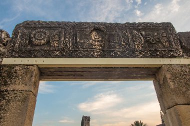Capernaum, İsrail 'deki büyük sinagogun kalıntıları..