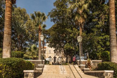 Kilisenin etrafındaki güzel ağaçlarla birlikte İsrail 'deki Celile Denizi' ndeki Güzellikler Dağı 'na park et.