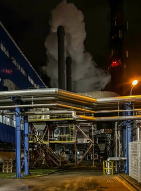 Gaz ocağından baca dumanı boşaltılıyor. Bacadan görünen büyük miktarda yoğunlaştırılmış su geliyor. Baca emisyon ölçümü. Geceleri çalış..