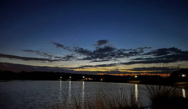Por Sol Sobre Lago Com Estrelas Visíveis Final Outono — Fotografia de Stock