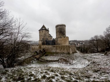 Bedzin 'de kale, Silezya, Polonya, Mart' ta kar yağışlı havada.