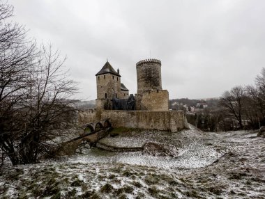 Bedzin 'de kale, Silezya, Polonya, Mart' ta kar yağışlı havada.